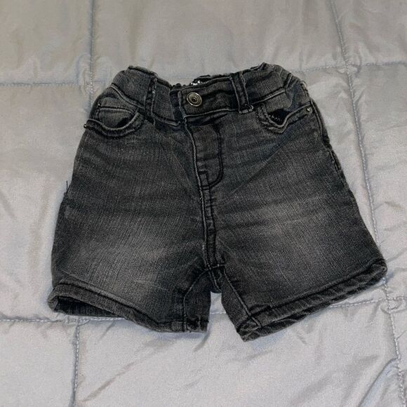 18-24m children’s place black Jean shorts with adjustable waistband - Picture 1 of 2